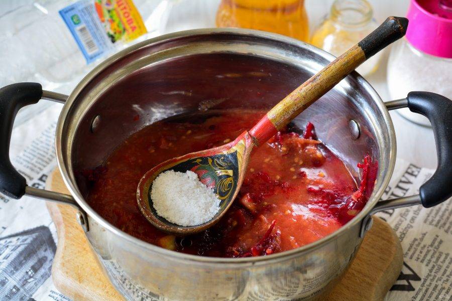 Все овощи смешайте в кастрюле и залейте томатным соком. Всыпьте сахар и соль, влейте растительное масло. Поставьте тушиться на медленный огонь.