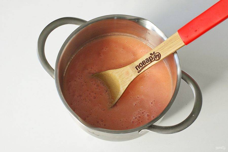 Тем временем, в глубокой миске соедините сметану, томатную пасту и муку. Хорошо перемешайте и влейте горячую воду (2-2,5 стакана). Добавьте по вкусу соль.