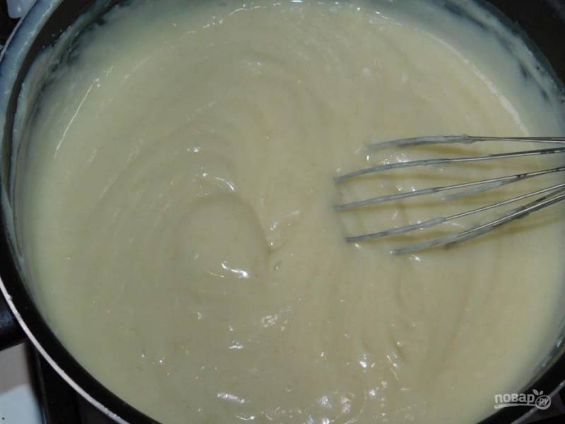 Отдельно взбейте крахмал, яйца и ванилин. Немного влейте молока из 1,5 л , которые греются. Затем смешайте обе смеси, чтобы не было комочков. Поставьте на маленький огонь и доведите крем до загустения. Готовый крем остудите.