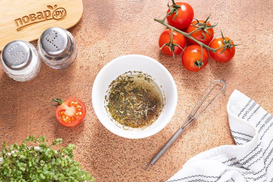 Для заправки смешайте оливковое масло с лимонным соком. Добавьте сушеные итальянские травы, черный молотый перец и соль, еще раз перемешайте.