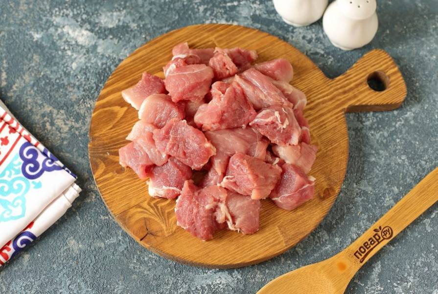 Мясо промойте, обсушите и нарежьте небольшими кусочками.