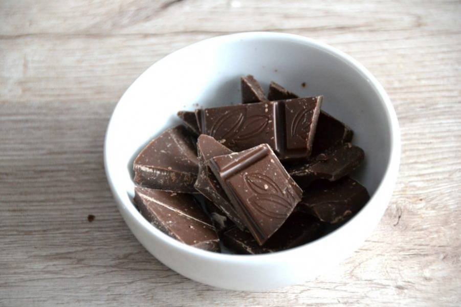 Растопите шоколад на водяной бане или в микроволновой печи.