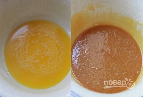 1. Сливочное масло растопите и немного остудите. Если у вас густой мед, прогрейте его немного на водяной бане. Желтки взбейте с сахаром, чтобы они посветлели. 