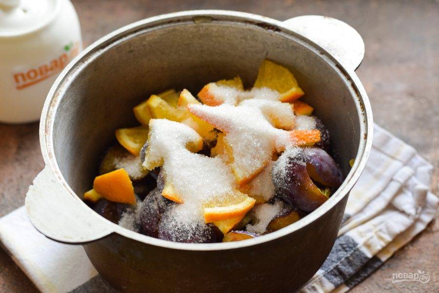 Переложите апельсины и сливы в кастрюлю, добавьте сахар и перемешайте все, дайте постоять 20 минут, после поставьте на небольшой огонь.
