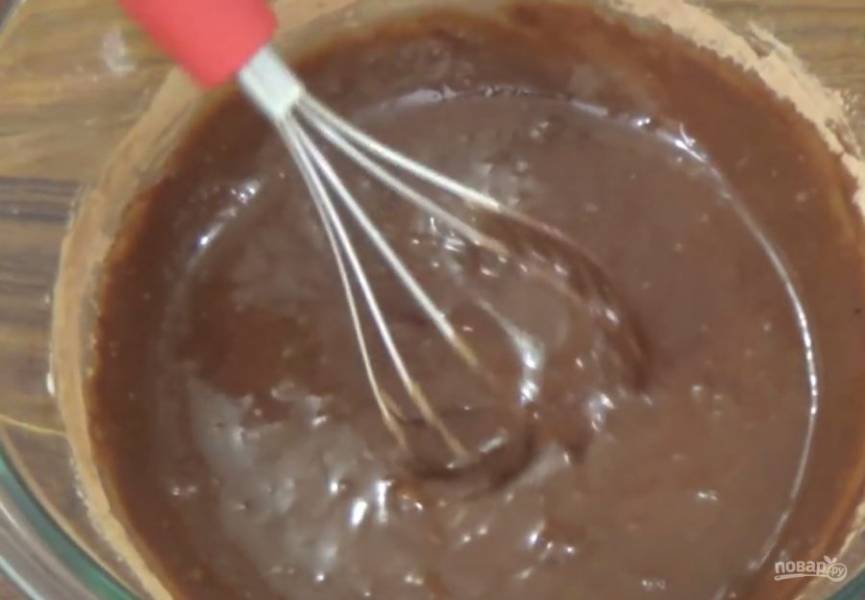 2. Добавьте какао и муку, тщательно перемешайте тесто венчиком. В смазанные сливочным маслом керамические чашки выложите промытые и просушенные ягоды черной смородины. 