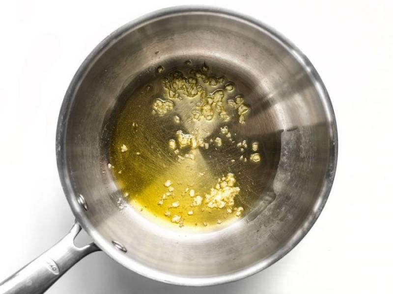1.	В сотейнике разогрейте растительное масло. Очистите чеснок и натрите его на терке, добавьте в хорошо разогретое масло. Обжаривайте 1-2 минуты, не больше.
