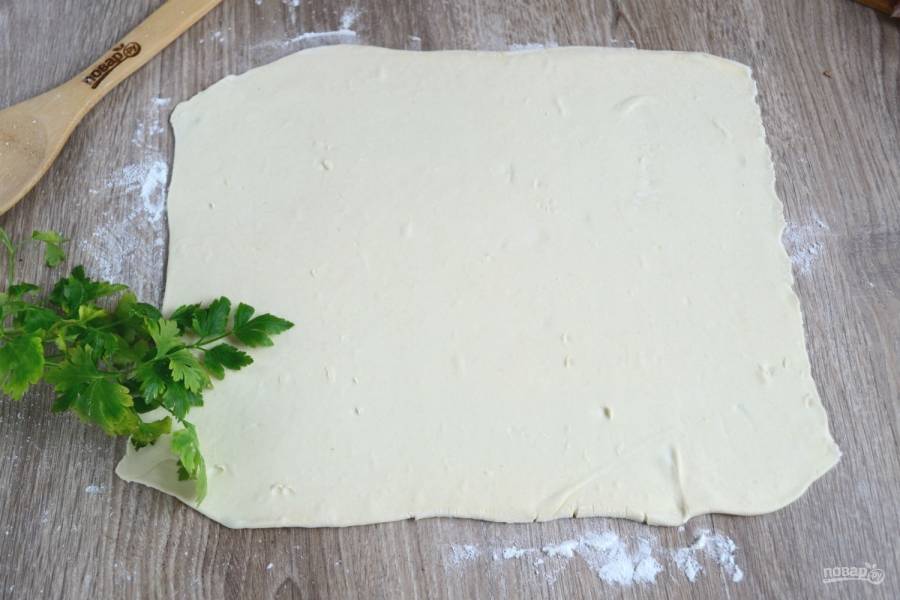 Тонко раскатайте тесто (примерно толщиной в 1-2 мм.).
