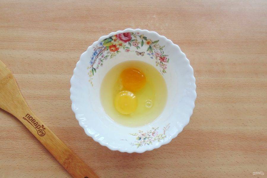 Приготовьте заливку, пока капуста варится. В мисочку разбейте яйца.