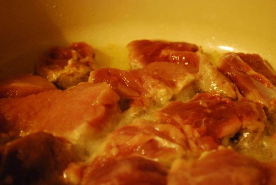 Мясо промойте, порежьте на кусочки и обжаривайте в масле.