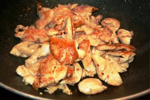 1. На растительном масле или на сухой сковороде-гриль обжарим курицу, порезанную кусочками. 