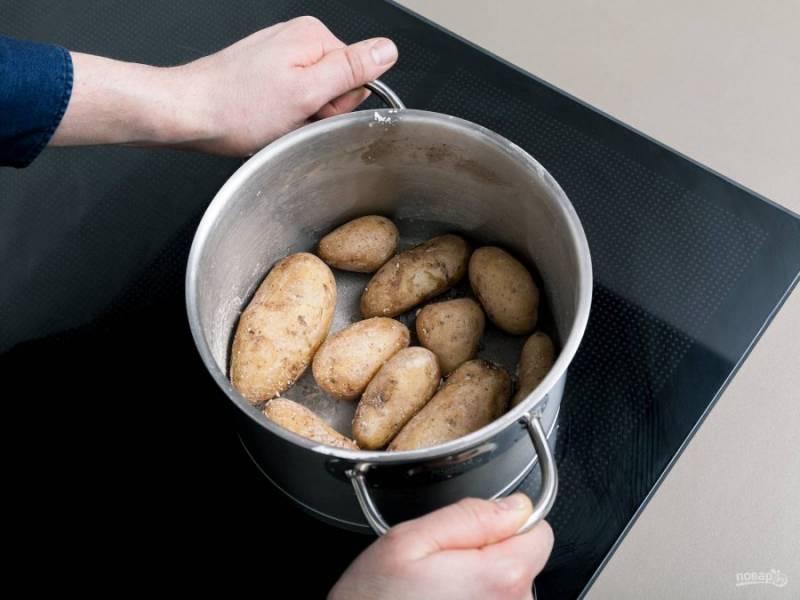6. Из готового картофеля вылейте большую часть воды. Оставшийся картофель с водой подогрейте на огне без крышки, чтобы получилась сморщенная корочка.
