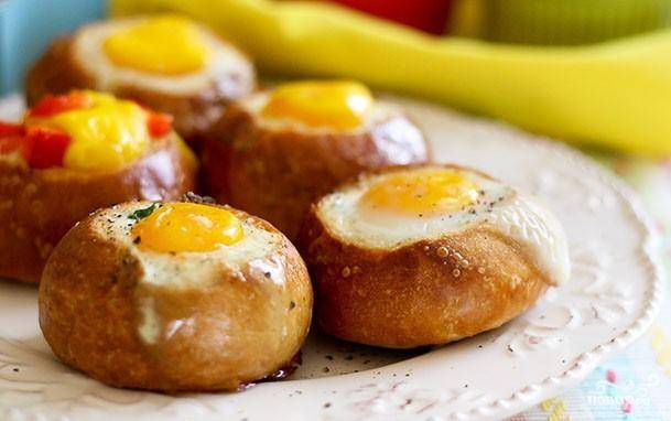 Затем хлебные горшочки отправляются в духовку и выпекаются около 20-25 минут или пока желток яйца не схватится. Если предпочитаете жидкий желток, то вытащите чуть раньше.