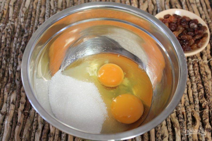 Яйца вбиваем в миску и добавляем сахар.