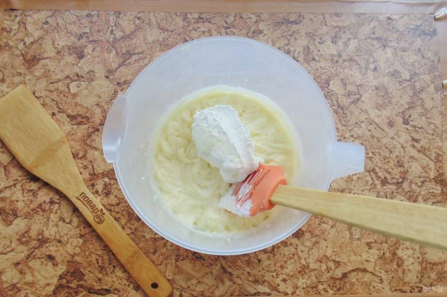 Небольшим порциями добавляйте взбитые сливки в заварной крем и аккуратно перемешивайте лопаткой.