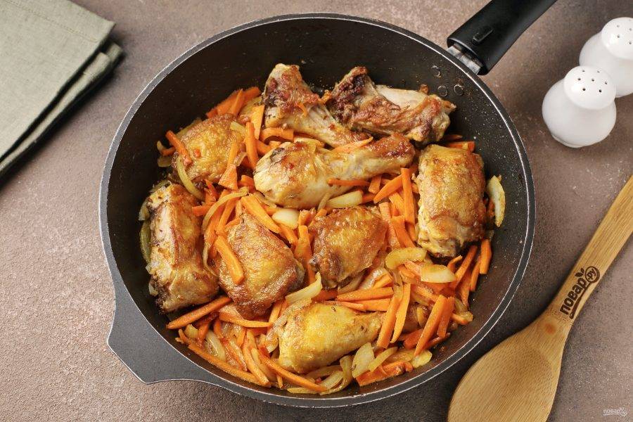 Обжаривайте курицу с овощами в течение 7-10 минут.