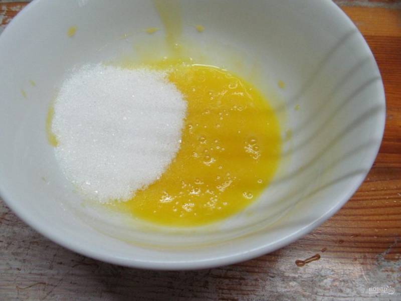 Яичные желтки соедините с сахаром.