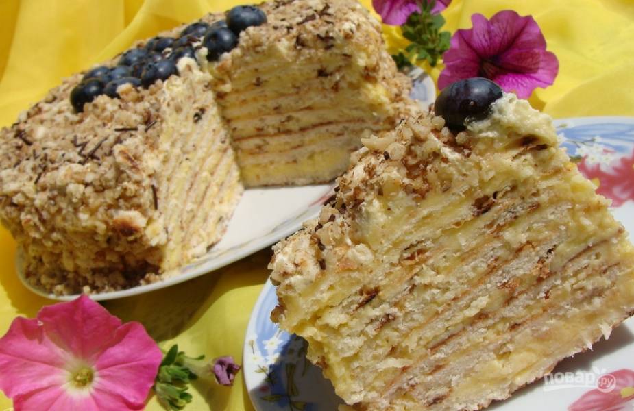 Оставляем торт пропитываться в холодильнике на 2 часа. Затем украшаем бока и верхушку обрезками коржей, миндалем и кокосовой стружкой. Приятного аппетита!