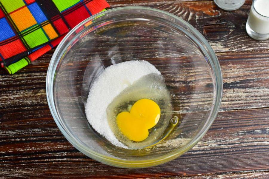 В миску вбейте куриное яйцо, всыпьте соль 
и сахар.