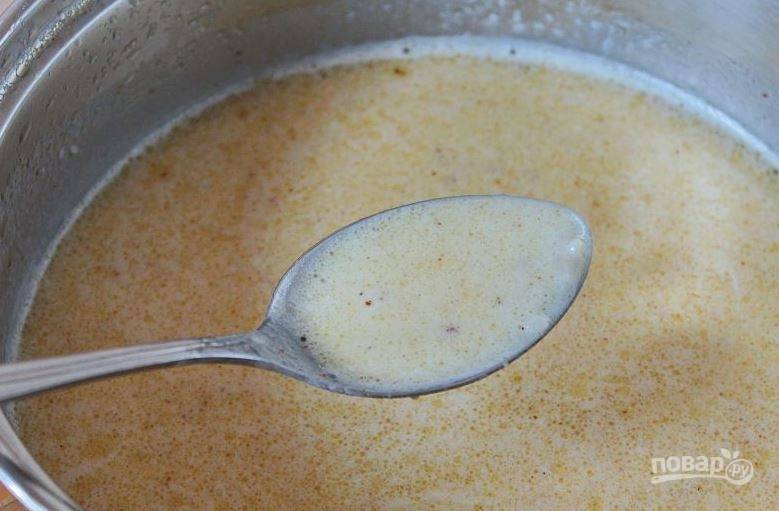 Влейте в сковороду молоко и томите соус, помешивая, пока он не загустеет. В конце добавьте соль и мускатный орех, тщательно перемешайте. 
