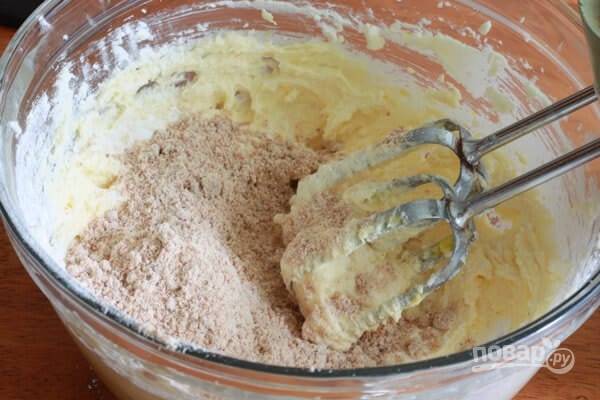8.	Порционно введите орехово-мучную смесь в миску к взбитому маслу.