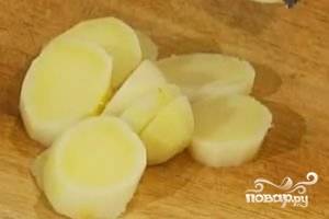 2.	Картофель очищаем и также нарезаем небольшими кусочками.