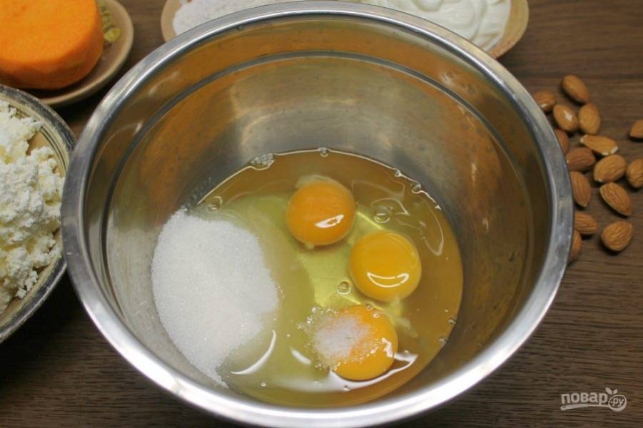 Яйца, соль и сахар отправляем в миску. Все взбиваем до пены.