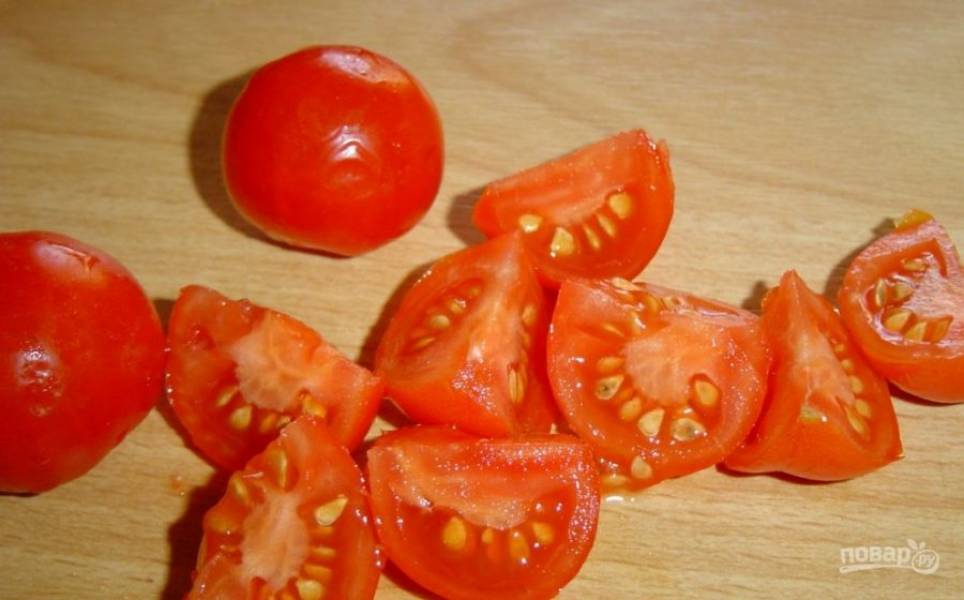 3. Томаты хорошенько мою, затем разрезаю на 4 дольки (у меня маленькие томаты, а если большие, то нарезаю меньшими кусочками). 