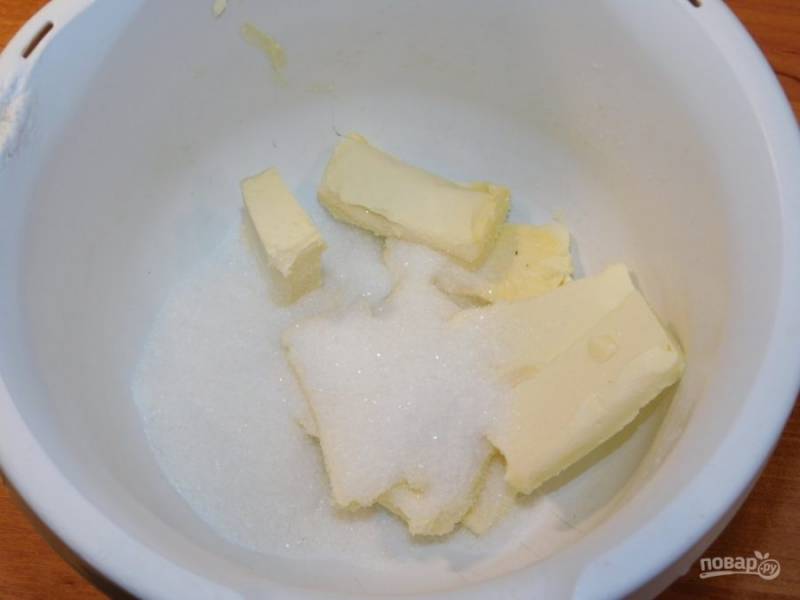 Для приготовления песочного теста взбейте мягкое сливочное масло с сахаром.
