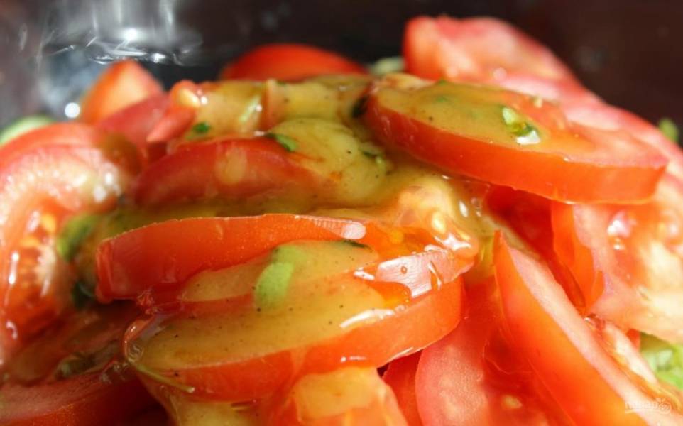 Заправляю полученным соусом овощной салат на основе помидора и огурцов и подаю к столу. 