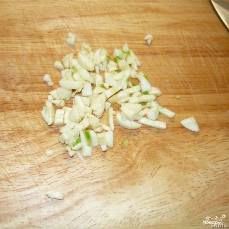 Мелко нарезаем чеснок и добавляем к обжаренным овощам.