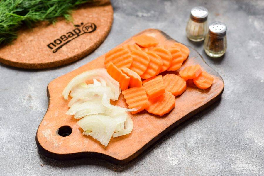 Очистите лук и морковь, овощи сполосните, просушите. Нарежьте лук кубиками или четверть кольцами, морковь нарежьте небольшими брусочками. Для нарезки можно использовать фигурный нож.