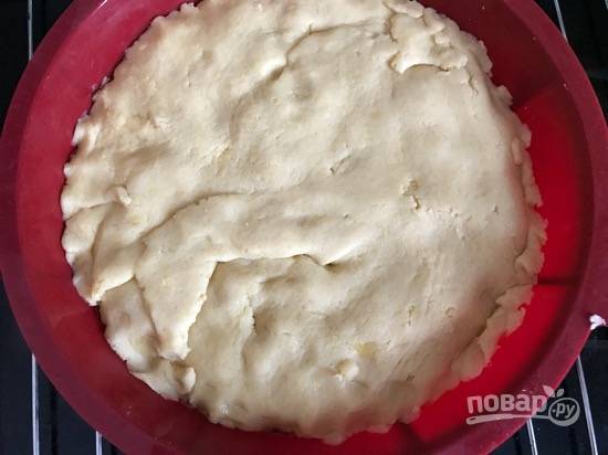 5. Через полчаса достаньте яблоки и тесто. Раскатайте тесто в круг по диаметру формы и уложить сверху. Отправить в духовку еще на 30 минут.