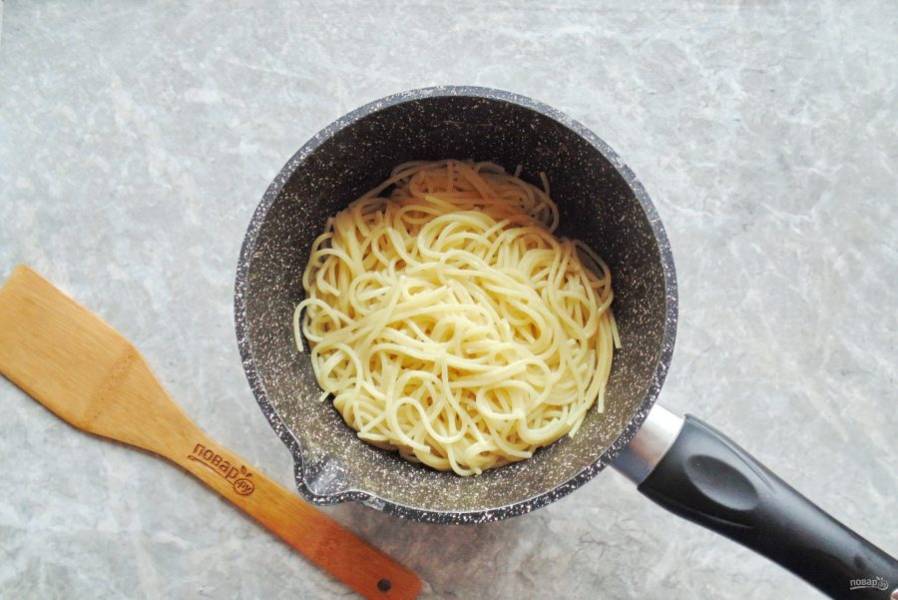 В отдельной посуде, в подсоленной воде отварите спагетти, согласно инструкции на упаковке. Слейте воду.
