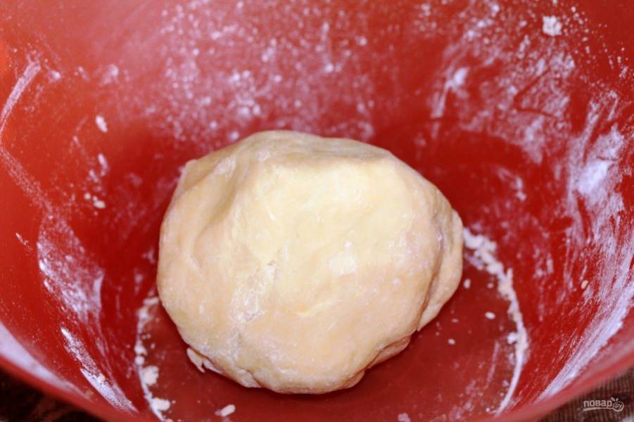 Добавьте в тесто яйцо. Замешайте масляное тесто. Уберите его под плёнку и поставьте в холодильник на 30 минут.