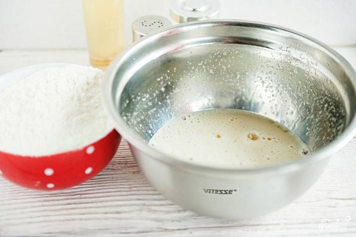 В миску вбейте яйца, добавьте сахар, молоко, масло растительное (1,5 ст.л.) и соль. Взбейте слегка, пока пузырьки не появятся. 