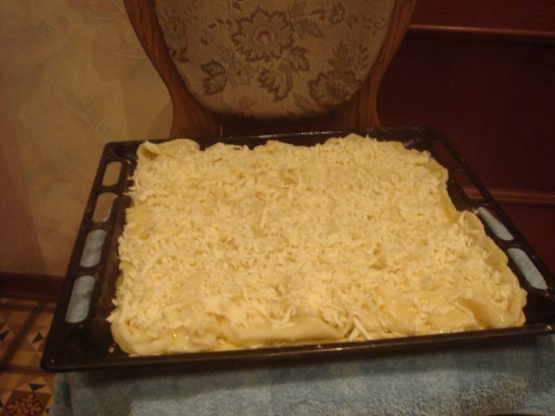 Потом опять сыр и сверху тесто. Так чередуем, пока не останется один слой теста для верха.