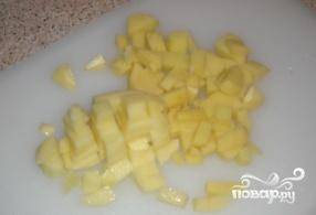 Доводим бульон с капустой до кипения, кладем туда кубиками нарезанный картофель, через 5 минут туда же кладем соломками нарезанный болгарский перец.