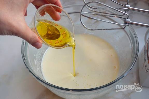 3. Затем к ним добавьте оливковое масло, молоко, растопленное сливочное масло, всю цедру и ванилин. Ингредиенты взбейте.