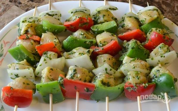 5. Насадите овощи с мясом на шпажки.