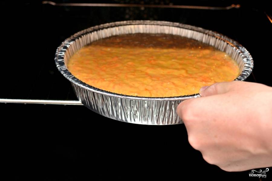 Вылейте тесто с морковью в форму для выпекания и выпекайте в разогретой на 180 градусов духовке 35-40 минут.
