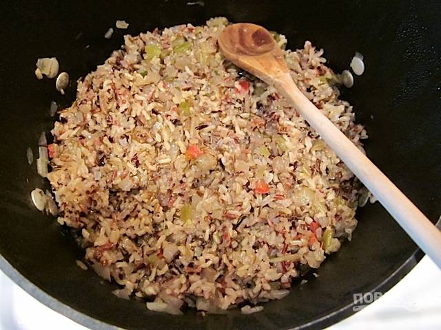 4.	Готовый рис в казане перемешиваю, добавляю к нему отваренный отдельно белый рис.