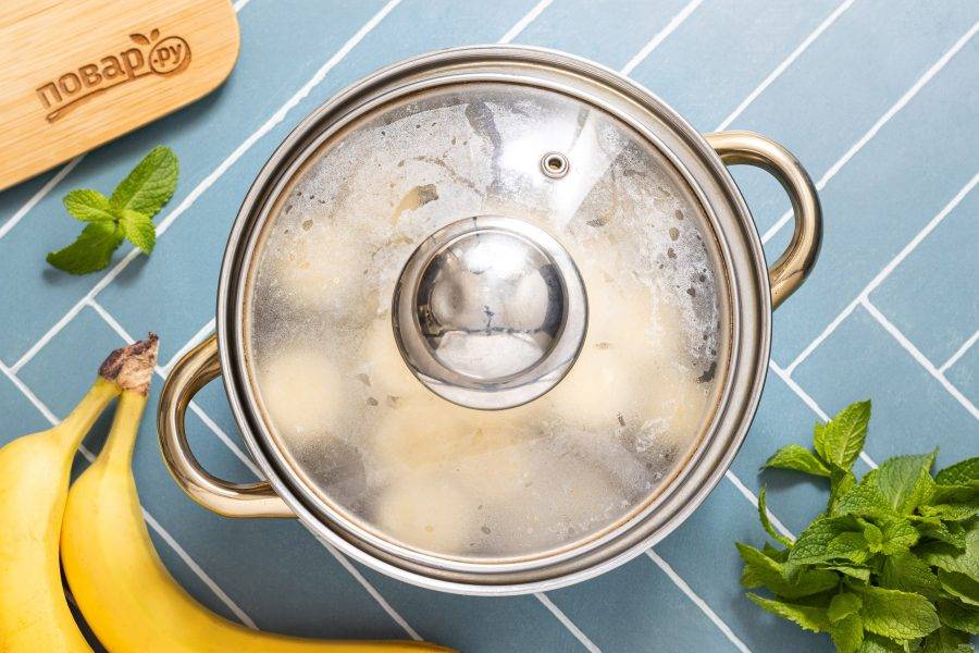 Накройте крышкой кастрюлю. Дайте компоту настояться и остыть около 1 часа.
