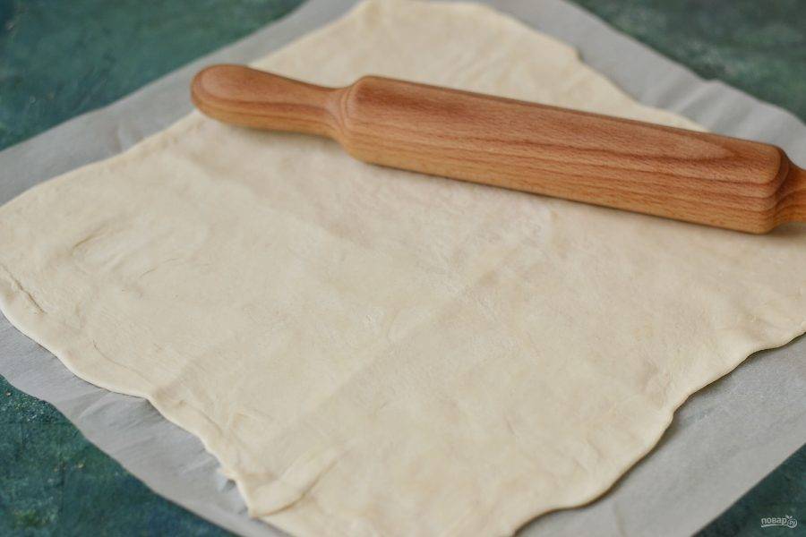 Раскатайте тесто в прямоугольник толщиной 3-4 мм.