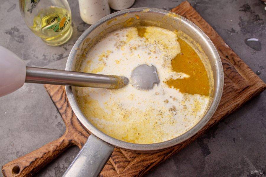 Добавьте соль, перец и влейте сливки. Поставьте на плиту и доведите суп до кипения. Количество сливок регулируйте от желаемой консистенции супа. 