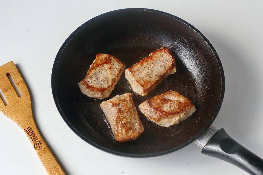 В сковороде разогрейте растительное масло и обжарьте на нем мясо на сильном огне с двух сторон до румяной корочки.