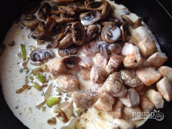 Добавим к луку обжаренные грибы и курицу, заливаем все сливками и добавляем специи.