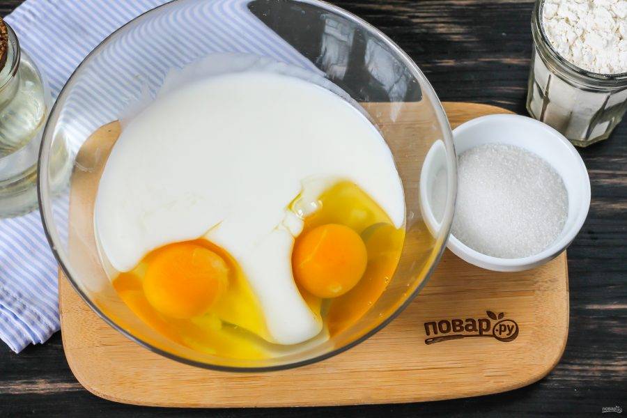 Затем перелейте его в глубокую емкость и вбейте пару куриных яиц, всыпьте сахарный песок и соль. Быстро взбейте, пока яйца не свернулись в горячей жидкости.