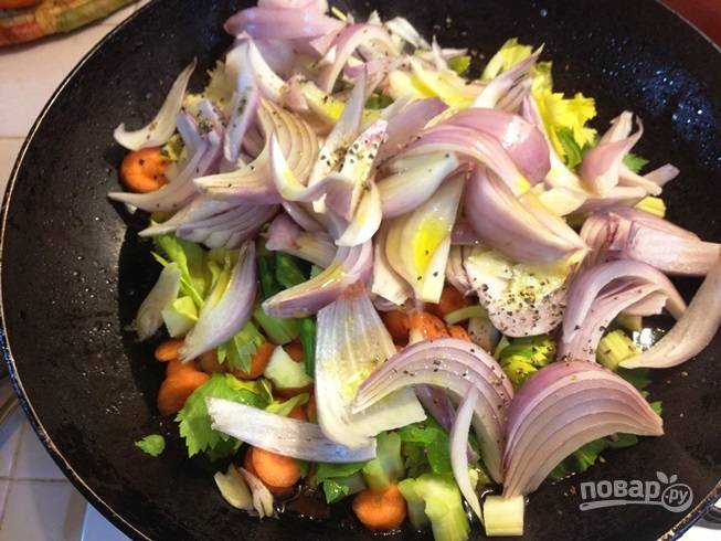 Все овощи почистите, промойте и нарежьте. В ту же сковороду добавьте немного оливкового масла и обжарьте лук, морковь и сельдерей в течение 10 минут, добавив все специи и пряности.