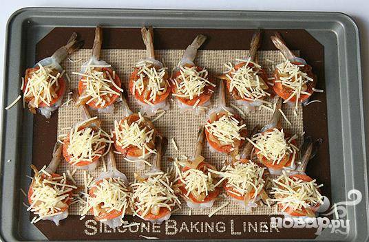 4. Сверху колбасы выложите кольца помидора, измельченный лук и тертый сыр.