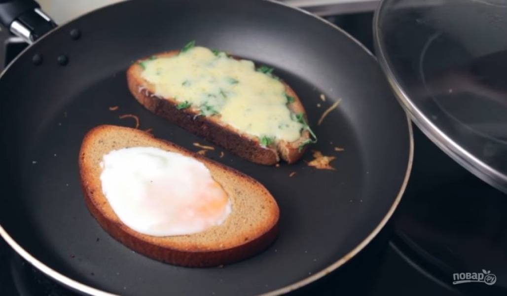 4. Ломтик с сыром уберите со сковороды, а ломтик с яичницей оставьте еще на несколько минут, выключив огонь. 